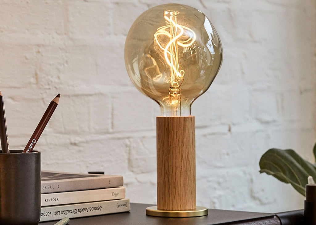 Knuckle Table Lamp with Voronoi I Bulb
