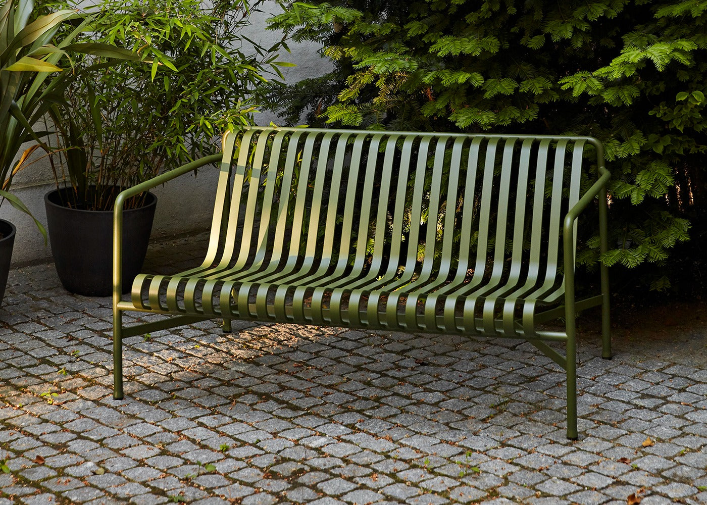 Palissade Dining Bench with Armrest